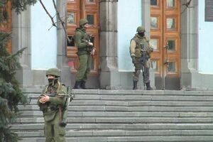 Военные у здания Совета министров