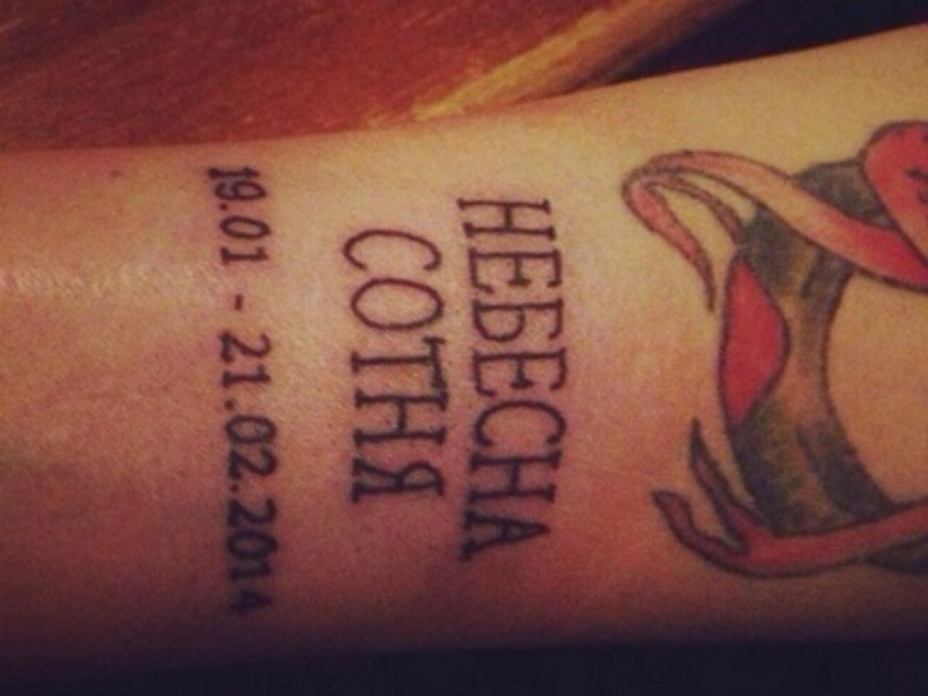 Татуировка на руке одной из журналисток, за которую их задержали