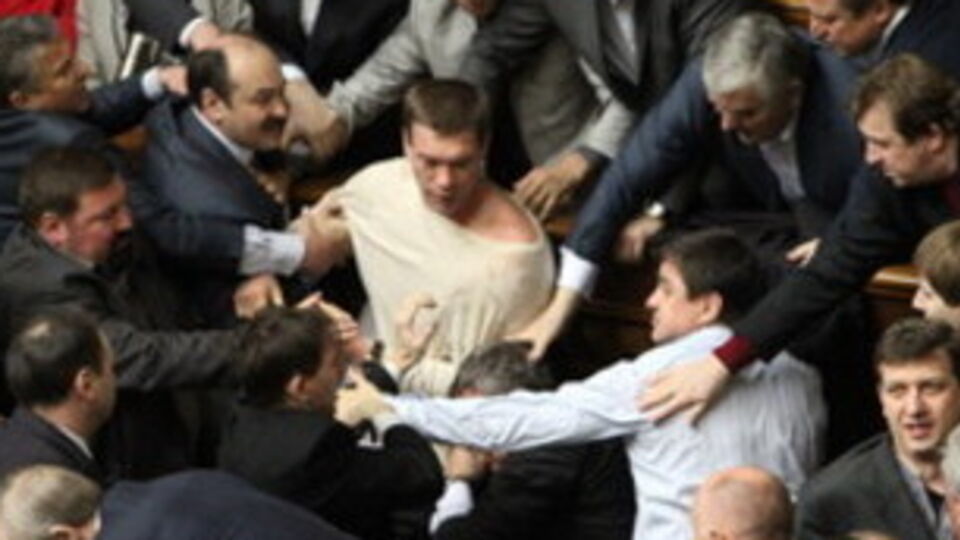 В ракетной части в Черноморском остались два украинских офицера, которые охраняют оружие.