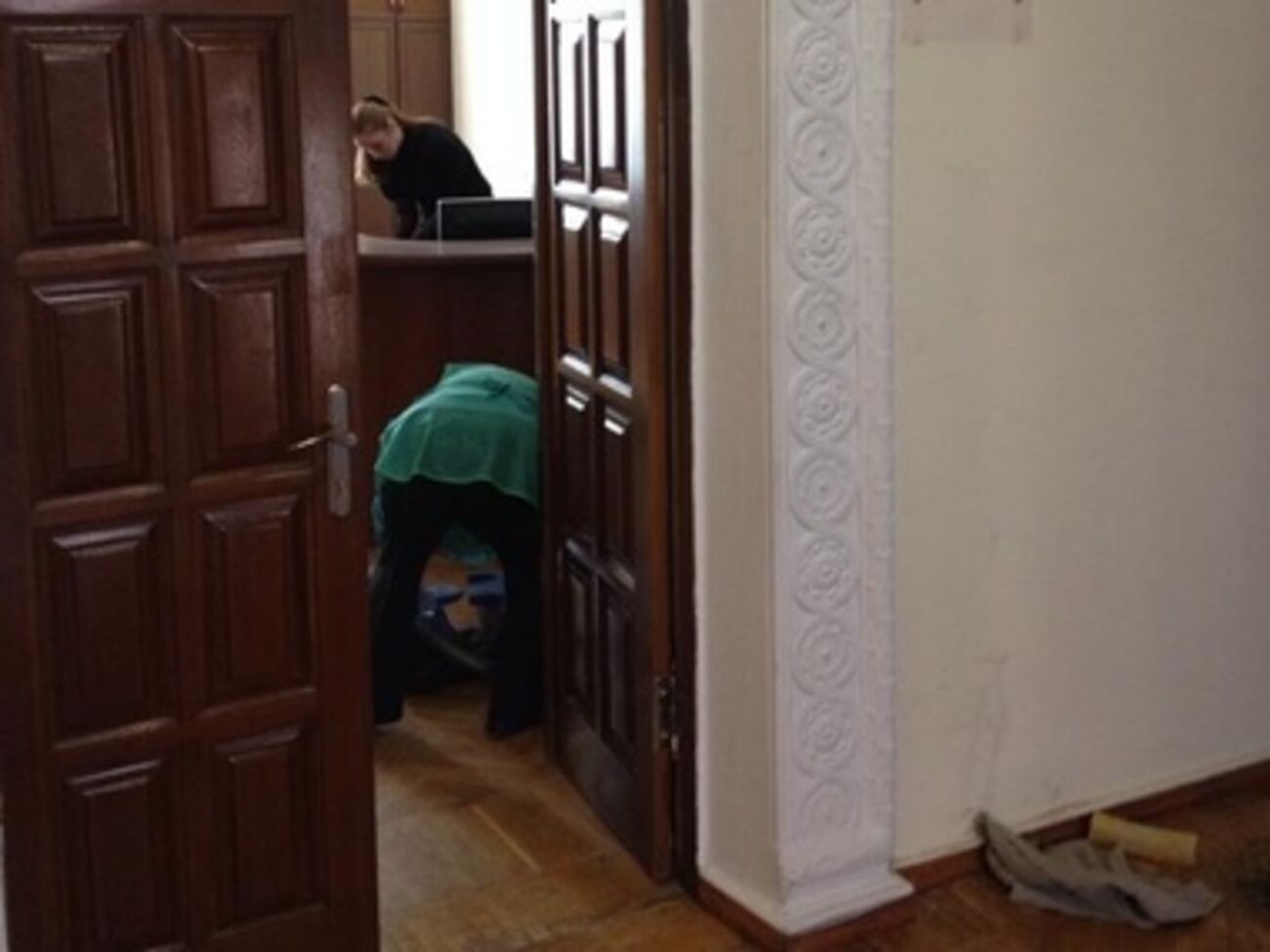 В здании облгосадминистрации с утра наводят порядок
