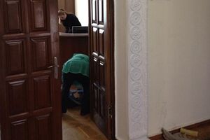 В здании облгосадминистрации с утра наводят порядок