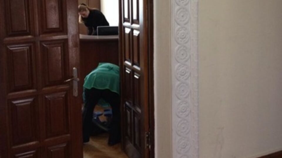 В здании облгосадминистрации с утра наводят порядок