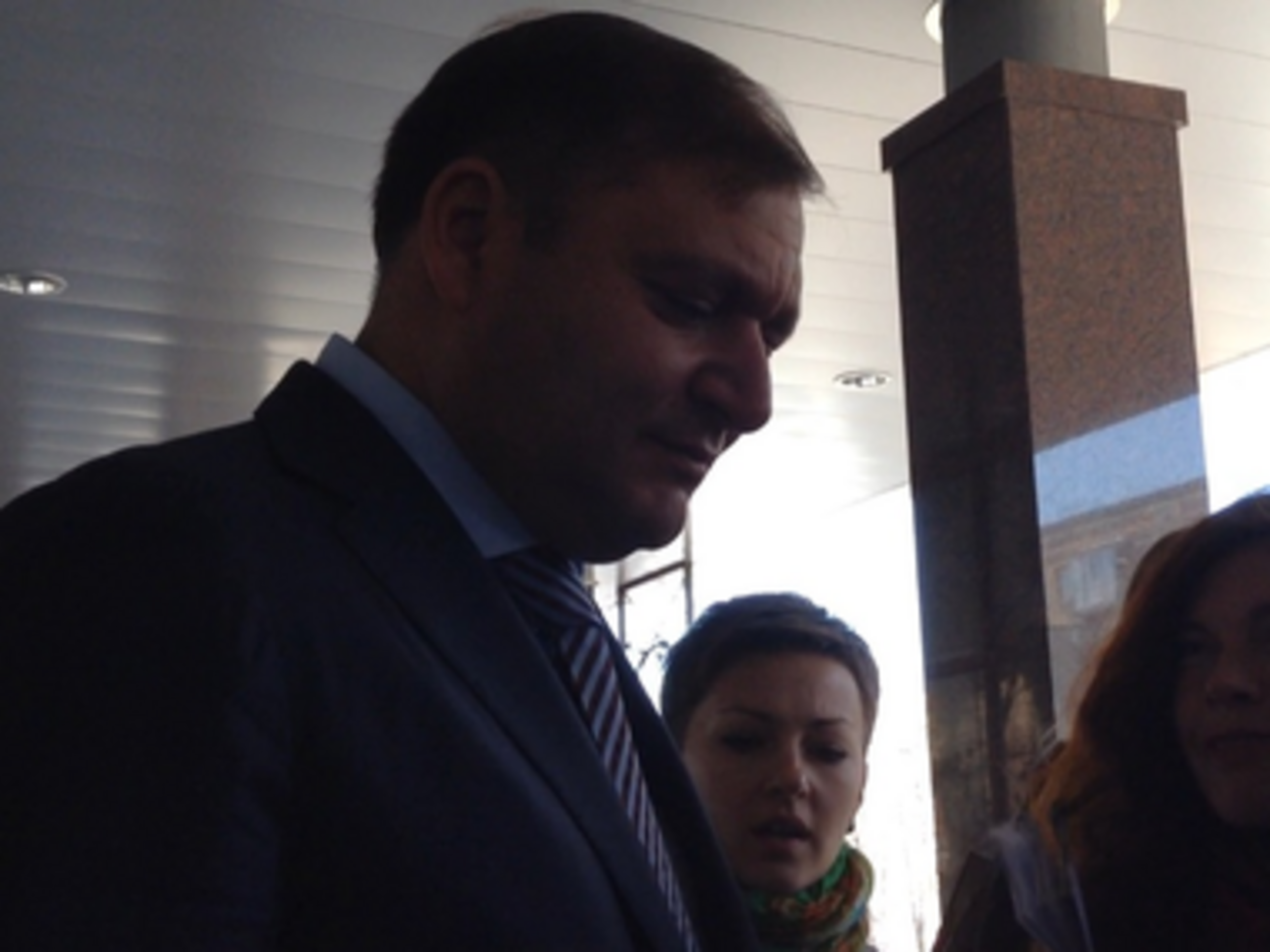 Михаила Добкина сопровождают два автобуса с силовиками