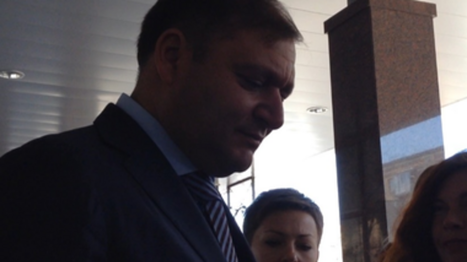 Михаила Добкина сопровождают два автобуса с силовиками