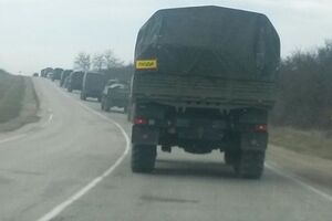 В направлении Евпатории идет колонна военной техники РФ
