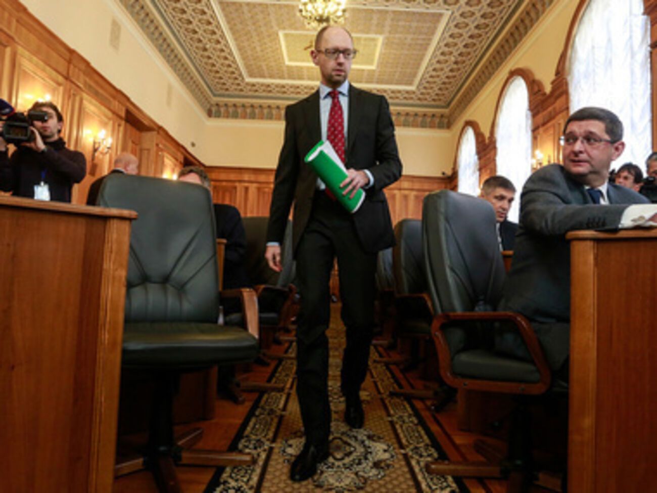 Яценюк: Пятый день не удается связаться с руководством РФ