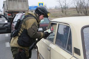 Пограничники тщательно проверяют всех, кто пересекает восточную границу Украины
