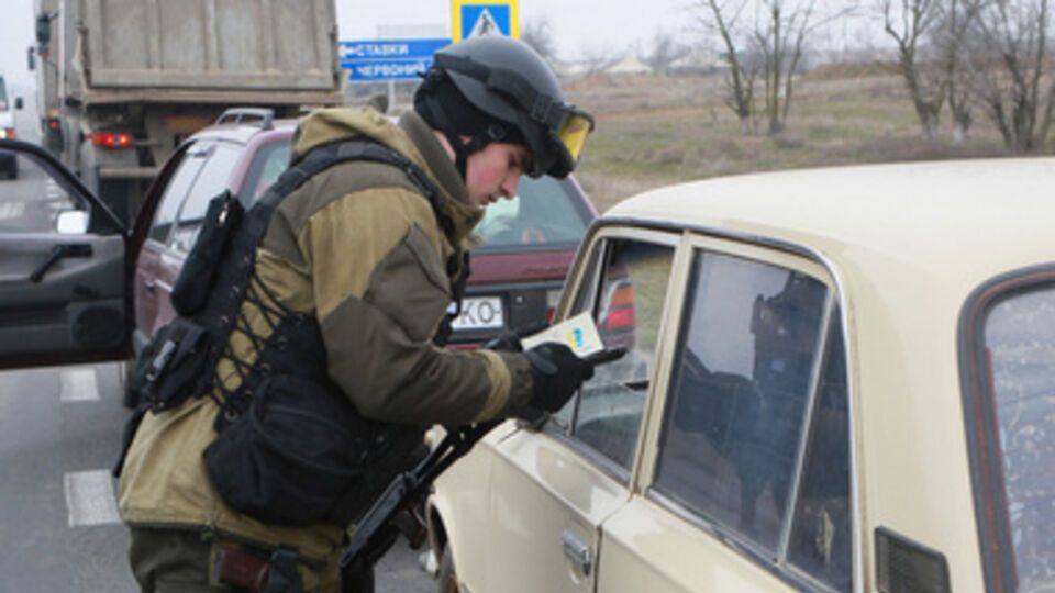 Пограничники тщательно проверяют всех, кто пересекает восточную границу Украины