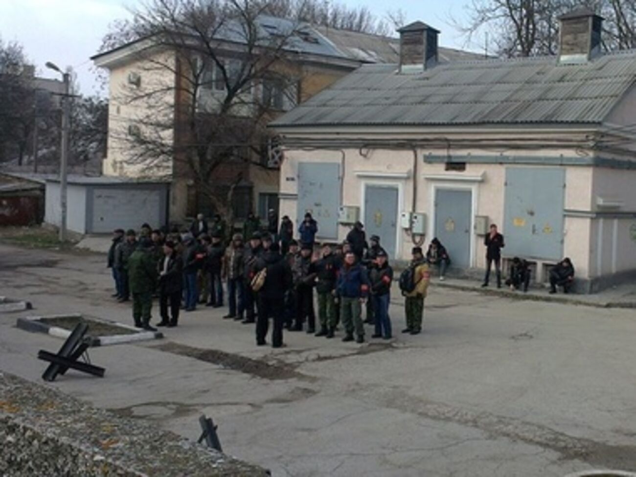 Возле симферопольской военной части постоянно дежурят российские военные и пророссийские активисты
