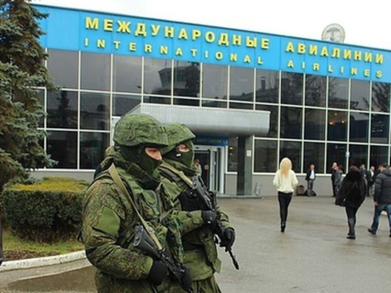 Российские солдаты возле аэропорта Симферополя