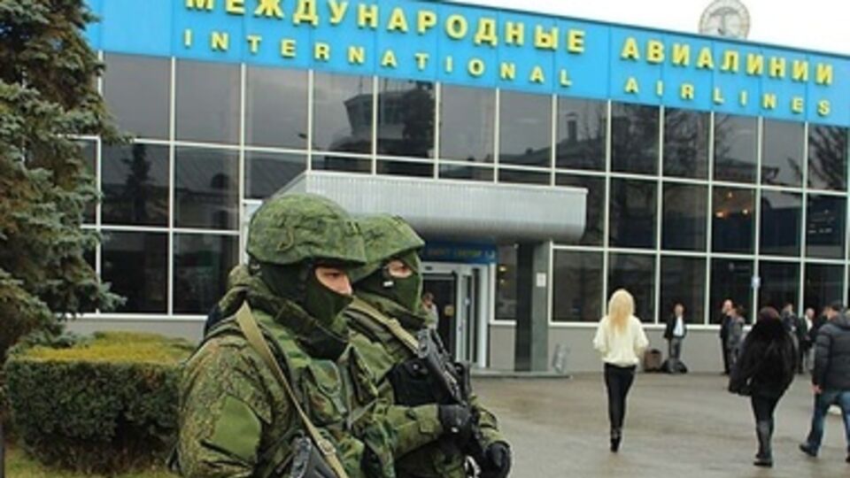 Российские солдаты возле аэропорта Симферополя