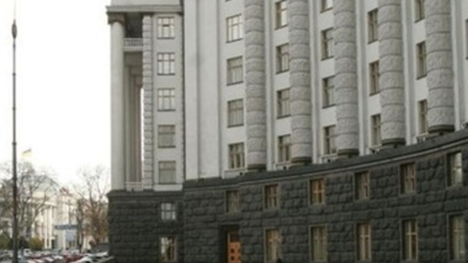 Кабмин: для обслуживания бюджетных учреждений не может использоваться более одного авто