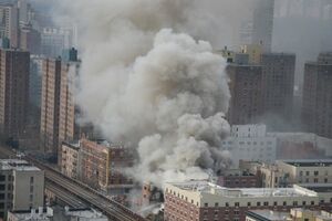 В центре Нью-Йорка взорвался жилой дом