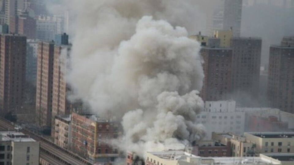 В центре Нью-Йорка взорвался жилой дом