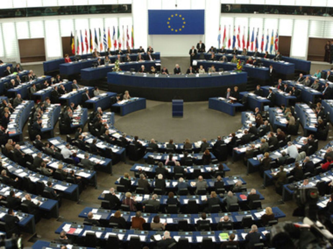 Европарламент намерен заморозить двусторонние переговоры с Россией по визовым вопросам.