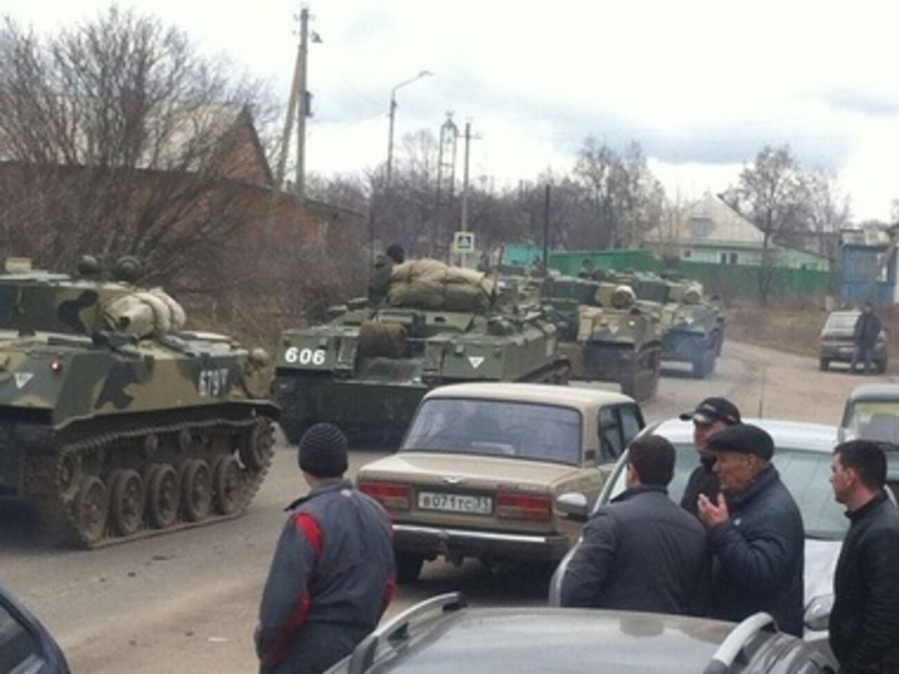 В социальных сетях пользователи выложили фото и видео перемещения танков под Белгородом