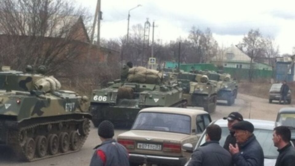 В социальных сетях пользователи выложили фото и видео перемещения танков под Белгородом