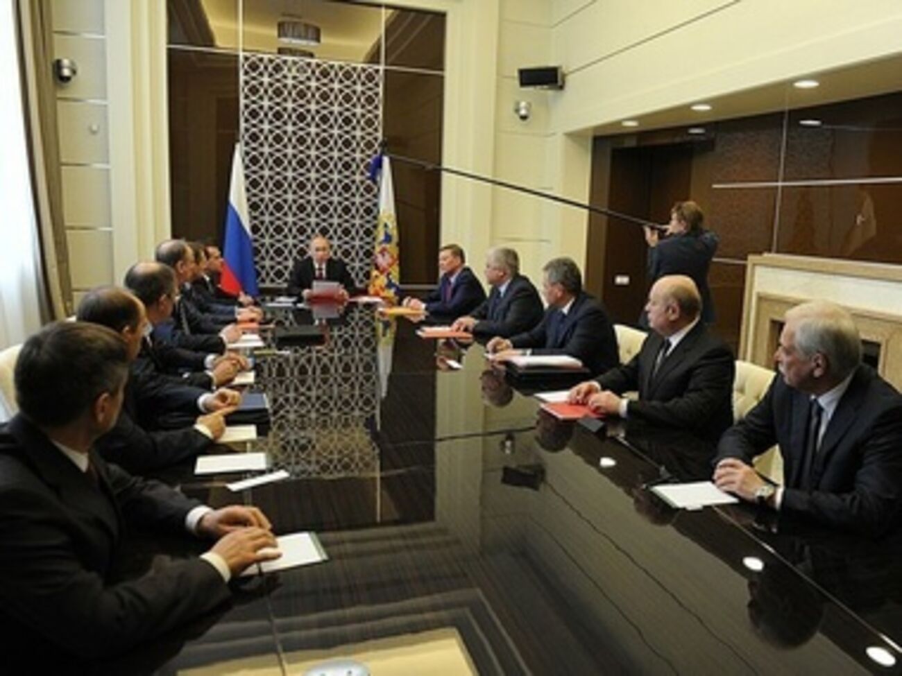 Совмин РФ ранее разрешил Владимиру Путину ввести ограниченный&nbsp;контингент российской армии на территорию Украины в случае опасности для жизни граждан России