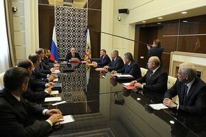 Совмин РФ ранее разрешил Владимиру Путину ввести ограниченный контингент российской армии на территорию Украины в случае опасности для жизни граждан России