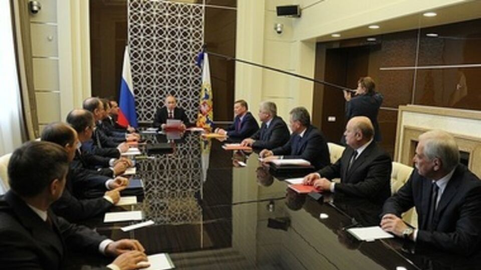 Совмин РФ ранее разрешил Владимиру Путину ввести ограниченный контингент российской армии на территорию Украины в случае опасности для жизни граждан России