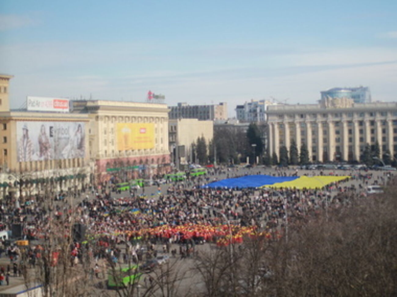 Сторонники Геннадия Кернеса развернули на площади огромный флаг Украины