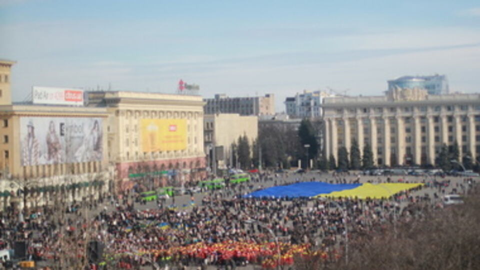 Сторонники Геннадия Кернеса развернули на площади огромный флаг Украины