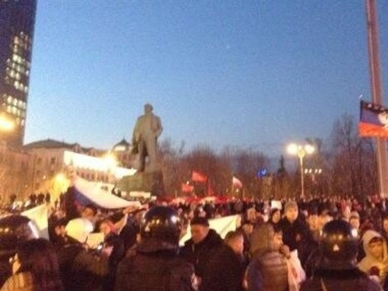 На оба митинга пришло приблизительно равное количество митингующих --- по тысяче человек