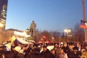 На оба митинга пришло приблизительно равное количество митингующих --- по тысяче человек