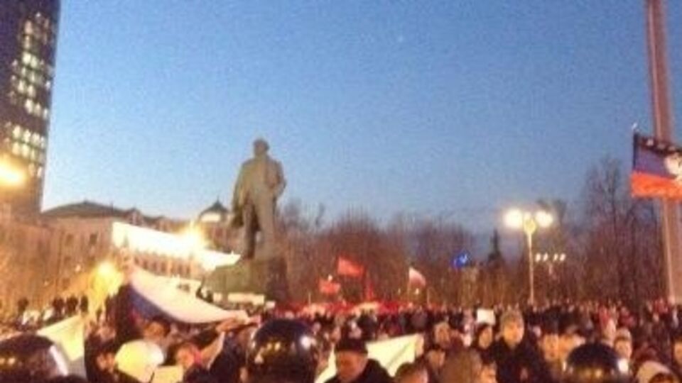 На оба митинга пришло приблизительно равное количество митингующих --- по тысяче человек