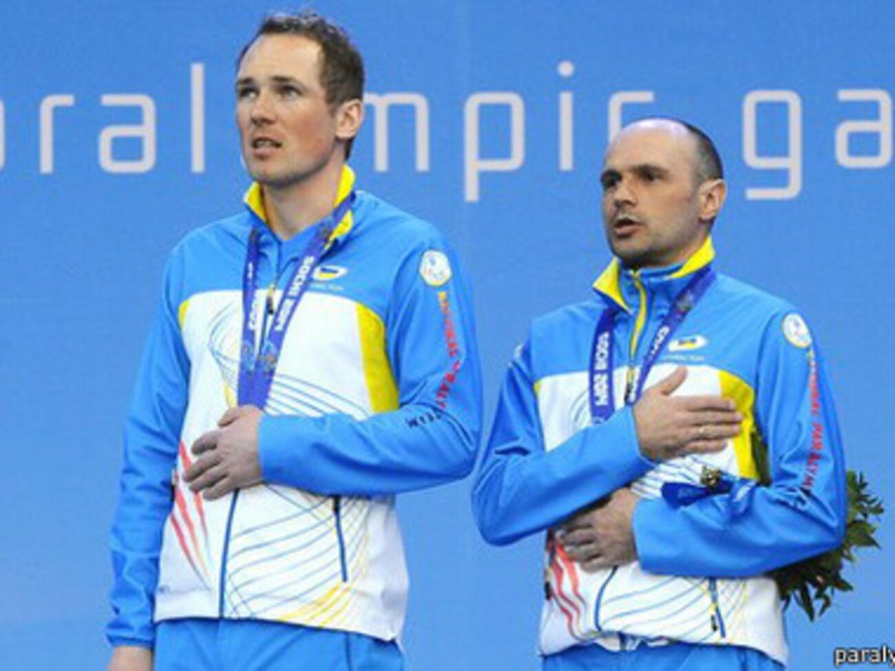 Украинские паралимпийцы протестуют в Сочи, закрывая медали