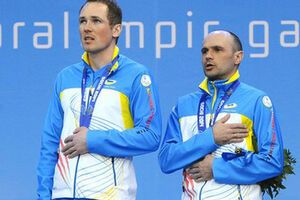 Украинские паралимпийцы протестуют в Сочи, закрывая медали