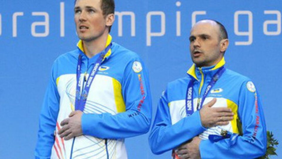 Украинские паралимпийцы протестуют в Сочи, закрывая медали