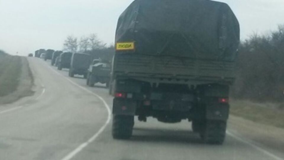 Из Керчи вглубь Крыма направляется эшелон с российской военной техникой
