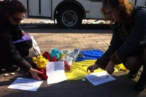 Дончане несут цветы к месту гибели участника Евромайдана