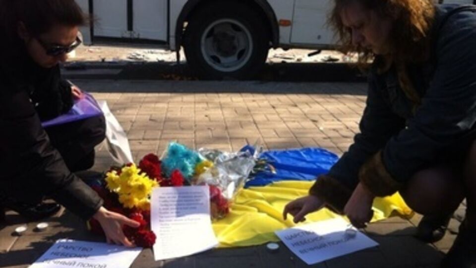 Дончане несут цветы к месту гибели участника Евромайдана