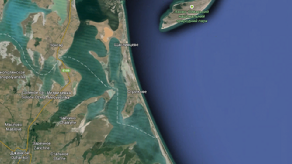 Поселок Стрелковое расположен на Арабатской стрелке в Геническом районе Херсонской области