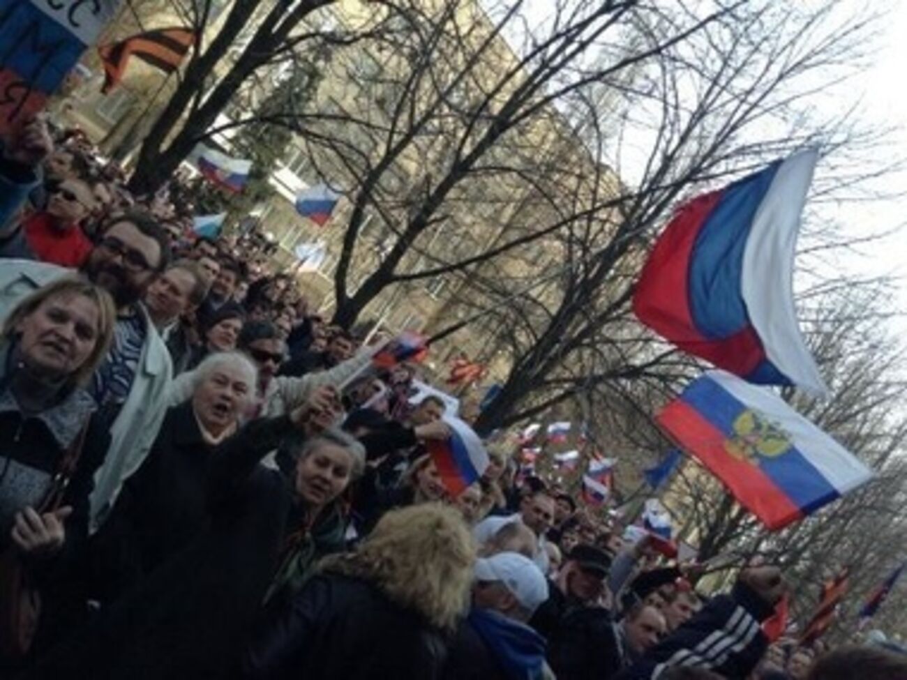 В Донецке пророссийские митингующие штурмуют здание СБУ