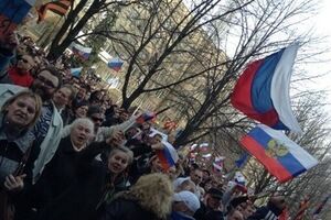 В Донецке пророссийские митингующие штурмуют здание СБУ