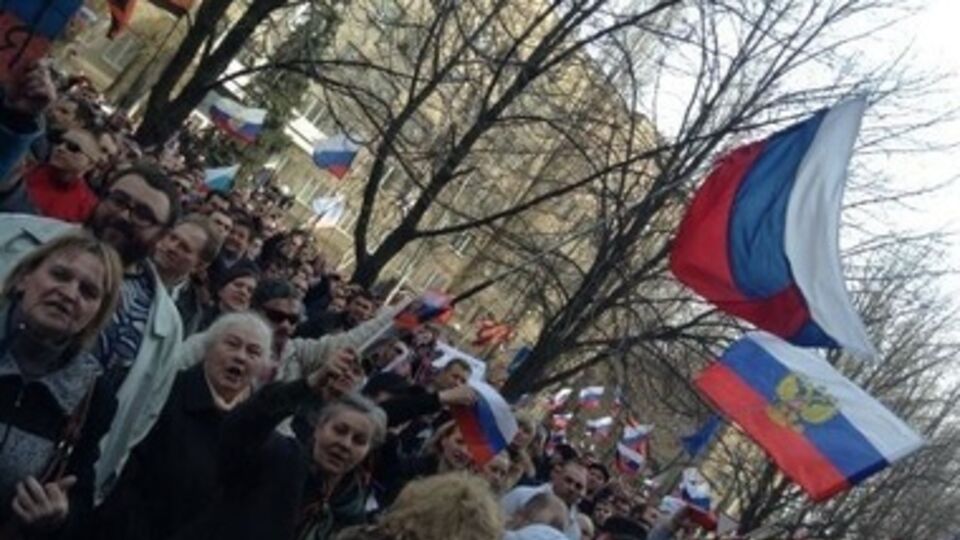 В Донецке пророссийские митингующие штурмуют здание СБУ