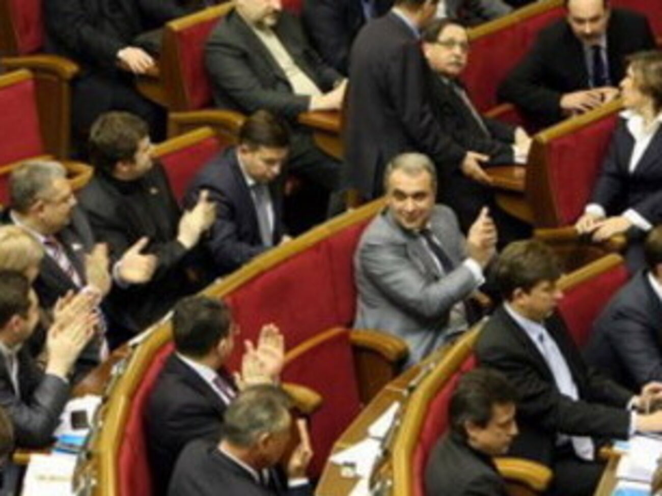 Свой призыв они объяснили "чрезвычайной общественно-политической ситуацией" в стране