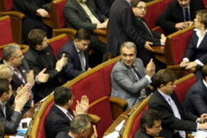 Свой призыв они объяснили "чрезвычайной общественно-политической ситуацией" в стране