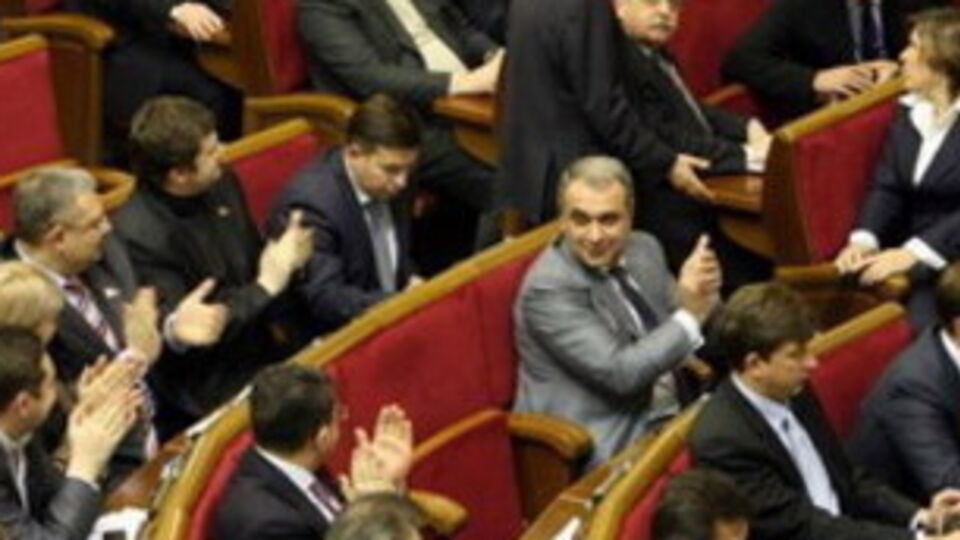 Свой призыв они объяснили "чрезвычайной общественно-политической ситуацией" в стране