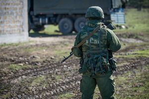 Российские военные везут в сторону Джанкоя военную технику