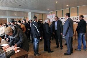 Аксенов ездит по избирательным участкам с депутатом Госдумы РФ Леонидом Слуцким