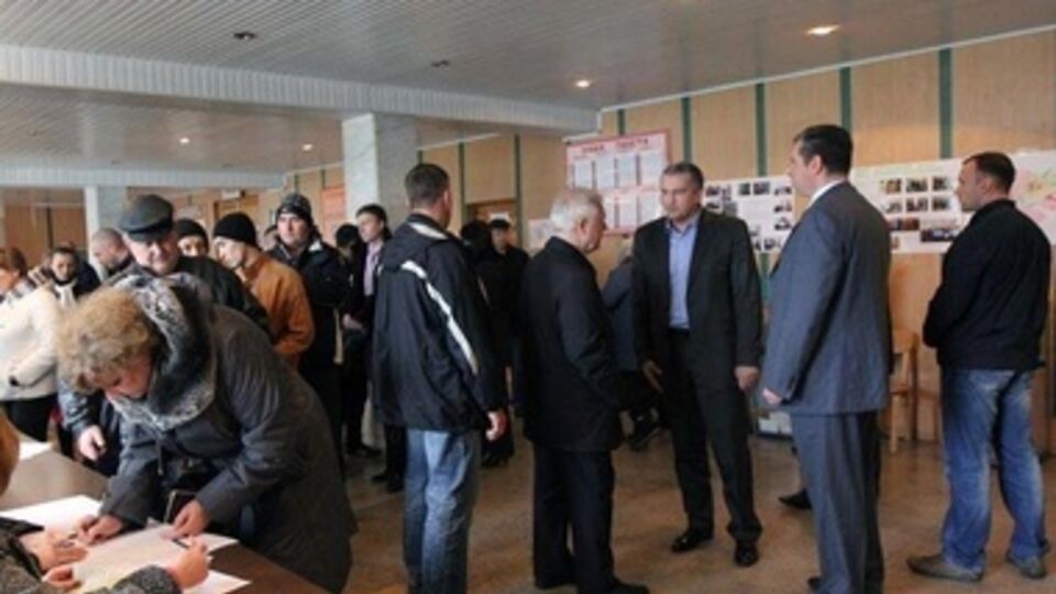 Аксенов ездит по избирательным участкам с депутатом Госдумы РФ Леонидом Слуцким