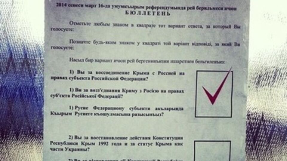 У входа в избирательные участки висят образцы "правильных" бюллетеней