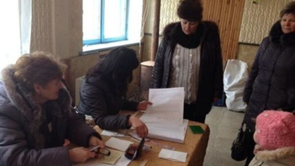 Крымские власти заявляют, что происшествий во время голосования на участках не было