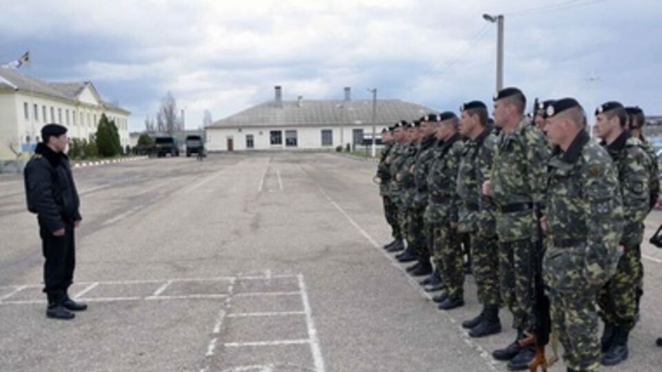 В Феодосии российские военные минируют территорию дислокации батальона ВМС Украины