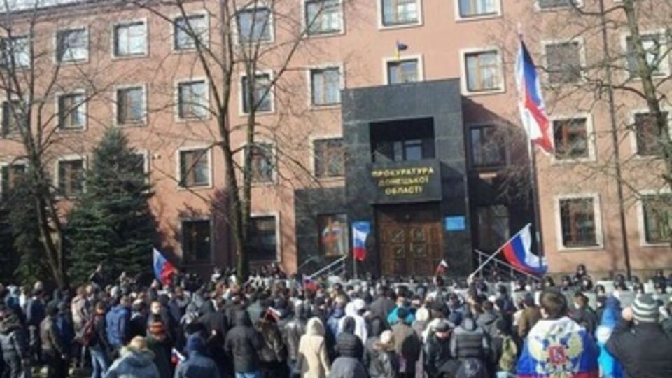 В Донецке пророссийские активисты заблокировали прокуратуру