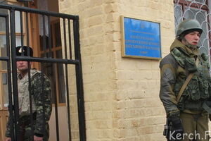 Керченскую часть блокируют российские военные